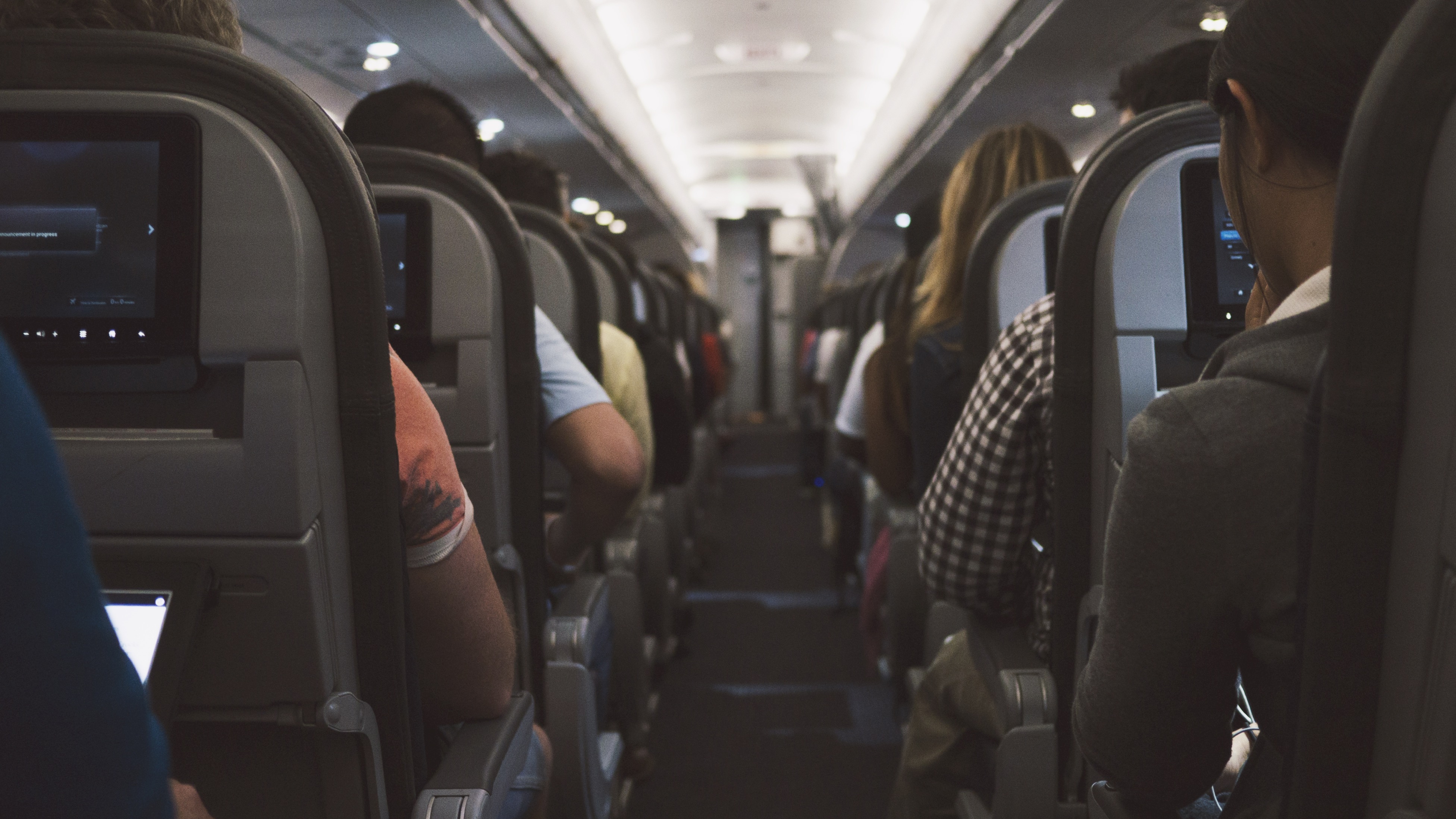 Penelitian ini ungkap posisi duduk paling aman di pesawat