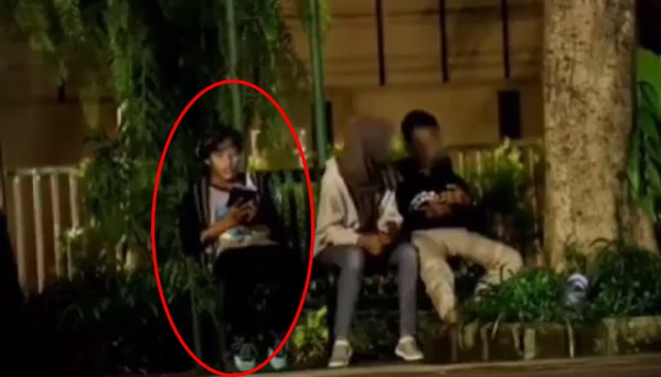 Cara unik cowok usir orang pacaran di tempat umum ini jadi viral