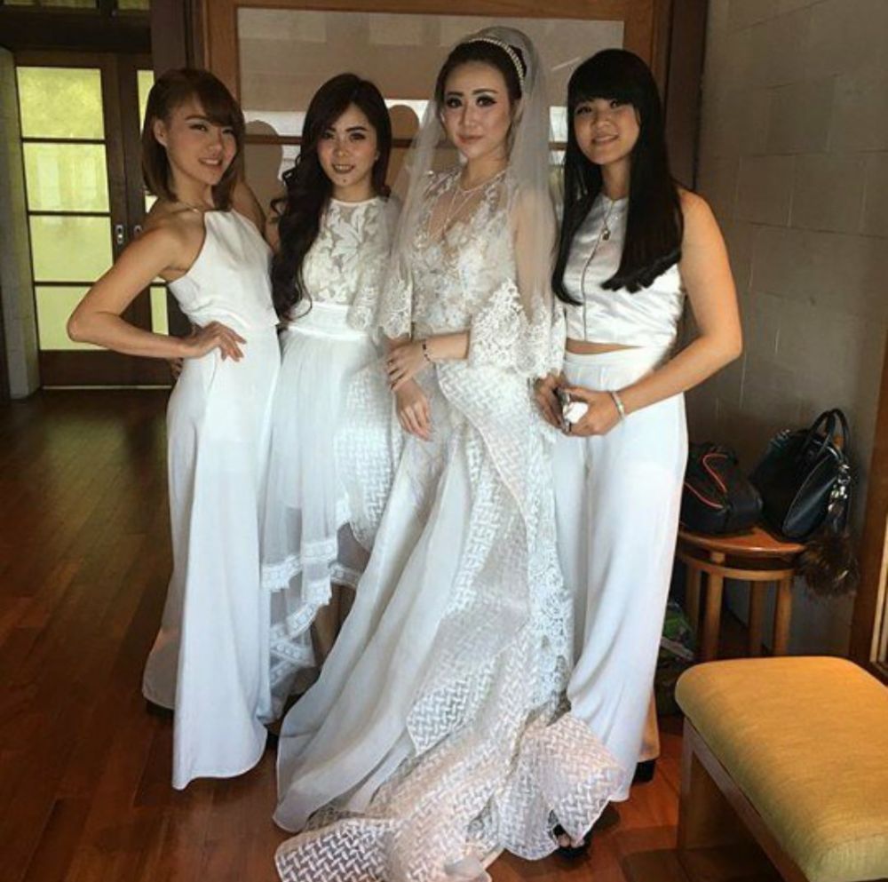 10 Potret momen pernikahan Ryn, jadi ajang reuni eks Cherrybelle
