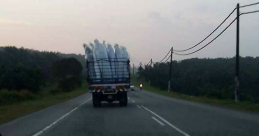 6 Foto penampakan di truk ini bikin gagal paham, jadi merinding ya