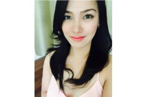 Cewek ini dinobatkan jadi sopir taksi online paling cantik, wow!