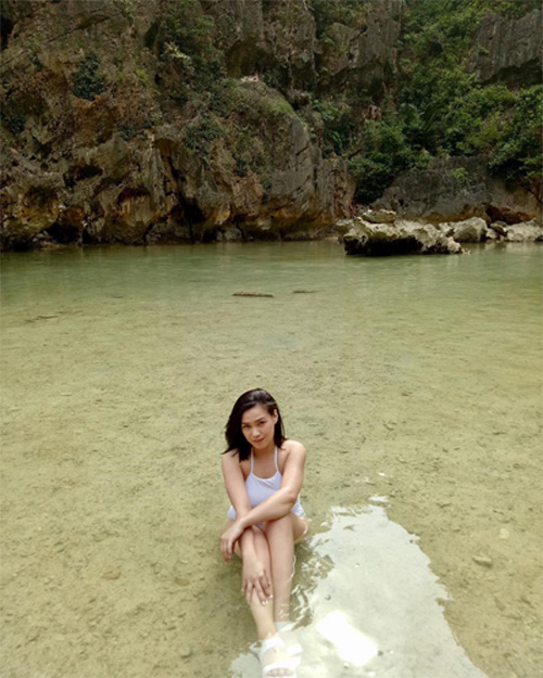 Cewek ini dinobatkan jadi sopir taksi online paling cantik, wow!