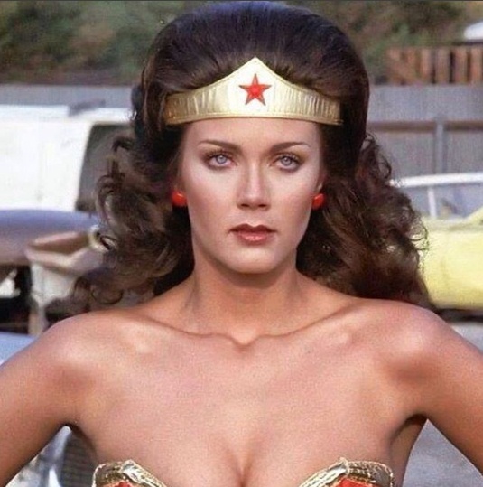 Penampilan terkini pemeran awal Wonder Woman Linda Carter, awet muda