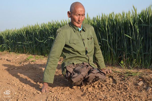 Tanpa kaki, petani ini 40 tahun jadi tulang punggung keluarga