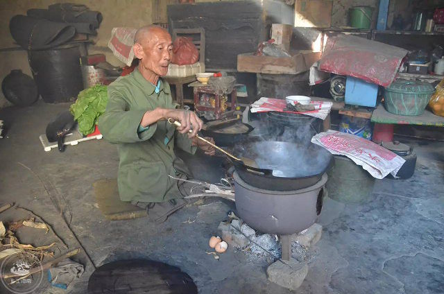 Tanpa kaki, petani ini 40 tahun jadi tulang punggung keluarga