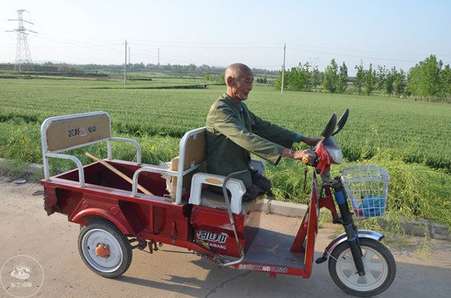 Tanpa kaki, petani ini 40 tahun jadi tulang punggung keluarga