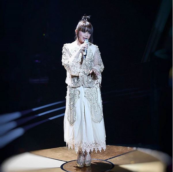 Bergaya dengan rambut poni, Rossa penampilannya bak ABG 17 tahun