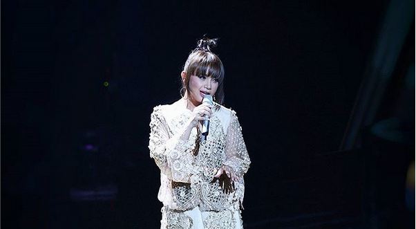 Bergaya dengan rambut poni, Rossa penampilannya bak ABG 17 tahun