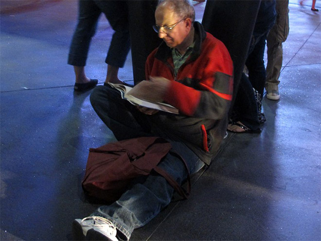 10 Potret orangtua saat temani putrinya konser, bikin tawamu tertahan