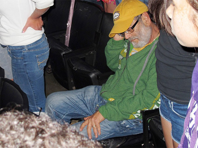 10 Potret orangtua saat temani putrinya konser, bikin tawamu tertahan