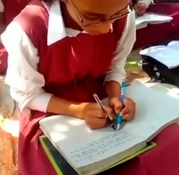 Di sekolah ini siswanya bisa menulis dua tangan dalam waktu bersamaan