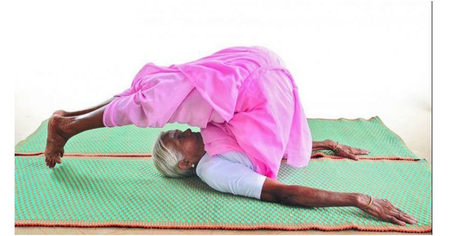 Jadi instruktur yoga, nenek 98 tahun ini punya tubuh lentur bak karet