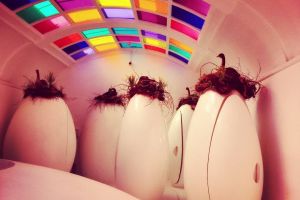 Toilet di restoran ini didesain berbentuk telur Alien, unik banget 