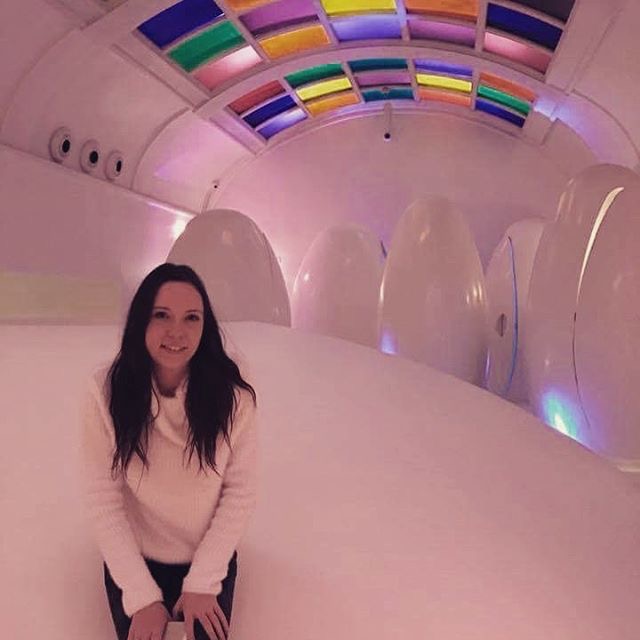 Toilet di restoran ini didesain berbentuk telur Alien, unik banget 