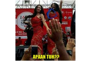 Ada yang 'ngintip' di dada Pamela Duo Serigala, netizen heboh banget!