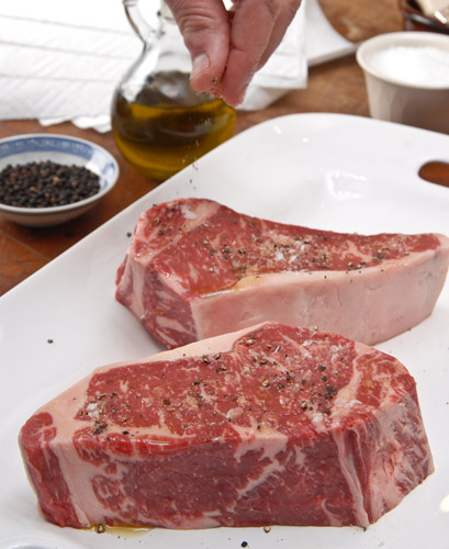 Nggak perlu ke restoran mahal, yuk bikin wagyu steak ala kamu sendiri