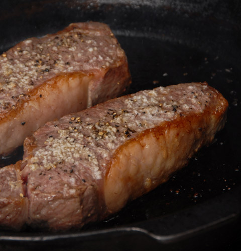 Nggak perlu ke restoran mahal, yuk bikin wagyu steak ala kamu sendiri