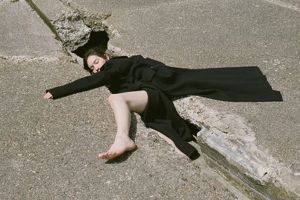 8 Foto lucu saat model  berpose di tempat-tempat nyeleneh