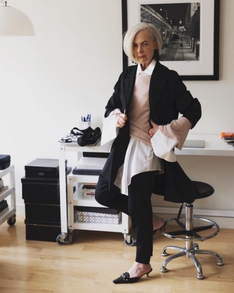 Kenalkan Lyn Slater, nenek 63 tahun yang posenya luwes & fashionable