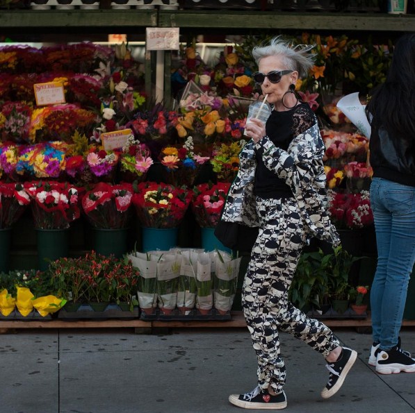 Kenalkan Lyn Slater, nenek 63 tahun yang posenya luwes & fashionable