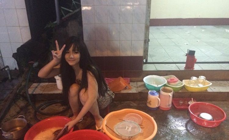 Foto gadis nyuci piring ini viral di media sosial, kenapa ya?