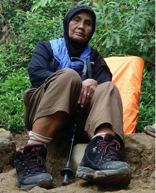 Kenalin nenek Yuni, di usia 65 tahun sukses taklukkan 9 puncak gunung