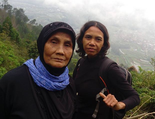 Kenalin nenek Yuni, di usia 65 tahun sukses taklukkan 9 puncak gunung