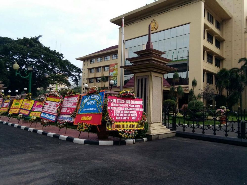 Setelah Balai Kota DKI Jakarta, Mabes Polri 'dihujani' karangan bunga