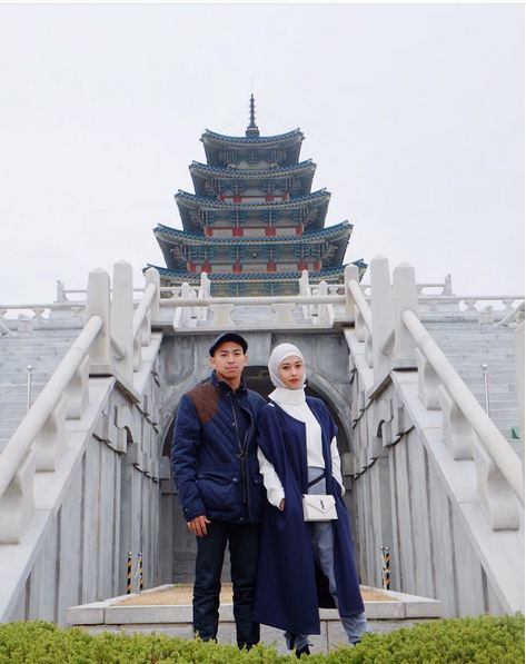 Makin serasi, yuk intip 20 gaya busana ala Poppy Bunga & suami