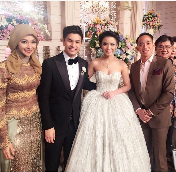 Makin serasi, yuk intip 20 gaya busana ala Poppy Bunga & suami