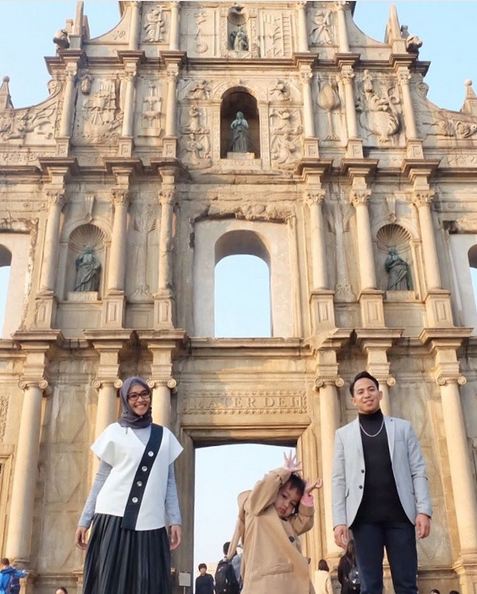 Makin serasi, yuk intip 20 gaya busana ala Poppy Bunga & suami