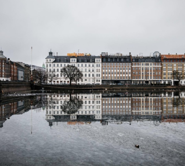 10 Foto simetris bayangan gedung di air ini menarik perhatian, keren