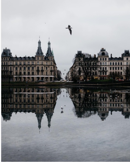10 Foto simetris bayangan gedung di air ini menarik perhatian, keren