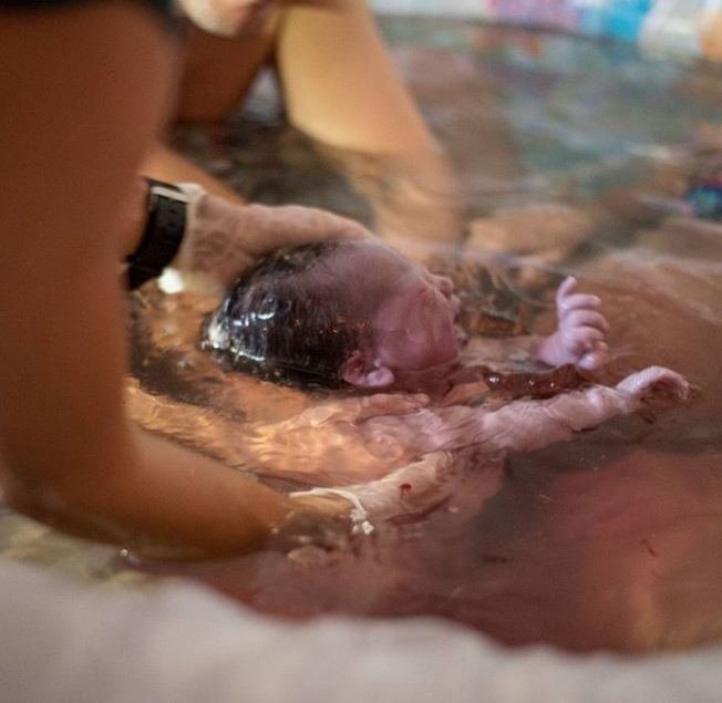 10 Foto mengharukan saat ibu hamil tua hingga berjuang melahirkan