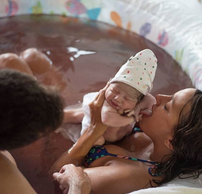 10 Foto mengharukan saat ibu hamil tua hingga berjuang melahirkan
