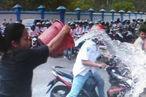 Aksi emak-emak bubarkan konvoi lulusan pelajar SMA ini gereget abis