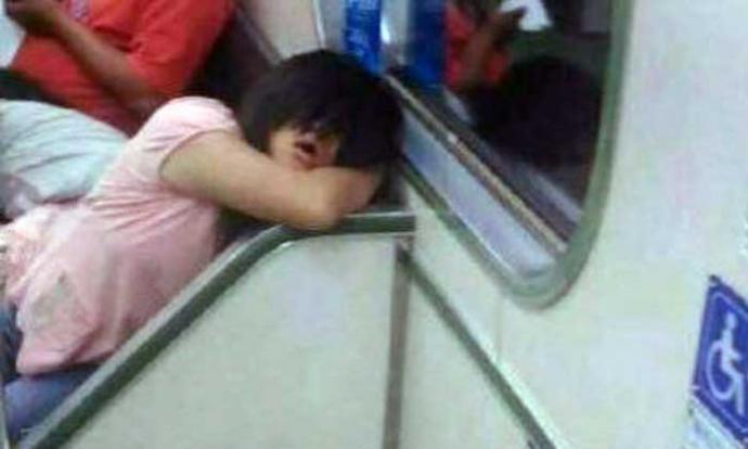 Potret bocah duduk di kereta MRT ini bikin bulu kuduk merinding
