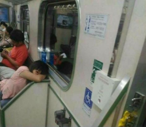 Potret bocah duduk di kereta MRT ini bikin bulu kuduk merinding