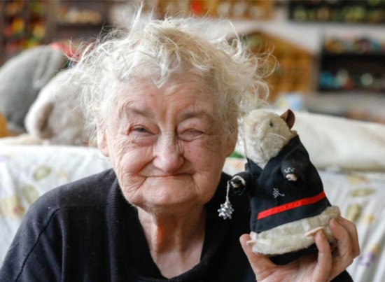 Nenek berusia 86 ini koleksi boneka hingga berjumlah 20 ribu, wow!