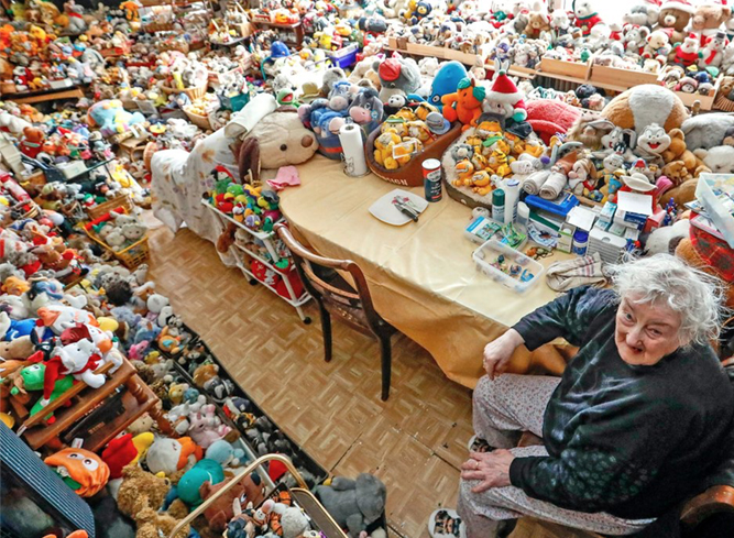 Nenek berusia 86 ini koleksi boneka hingga berjumlah 20 ribu, wow!