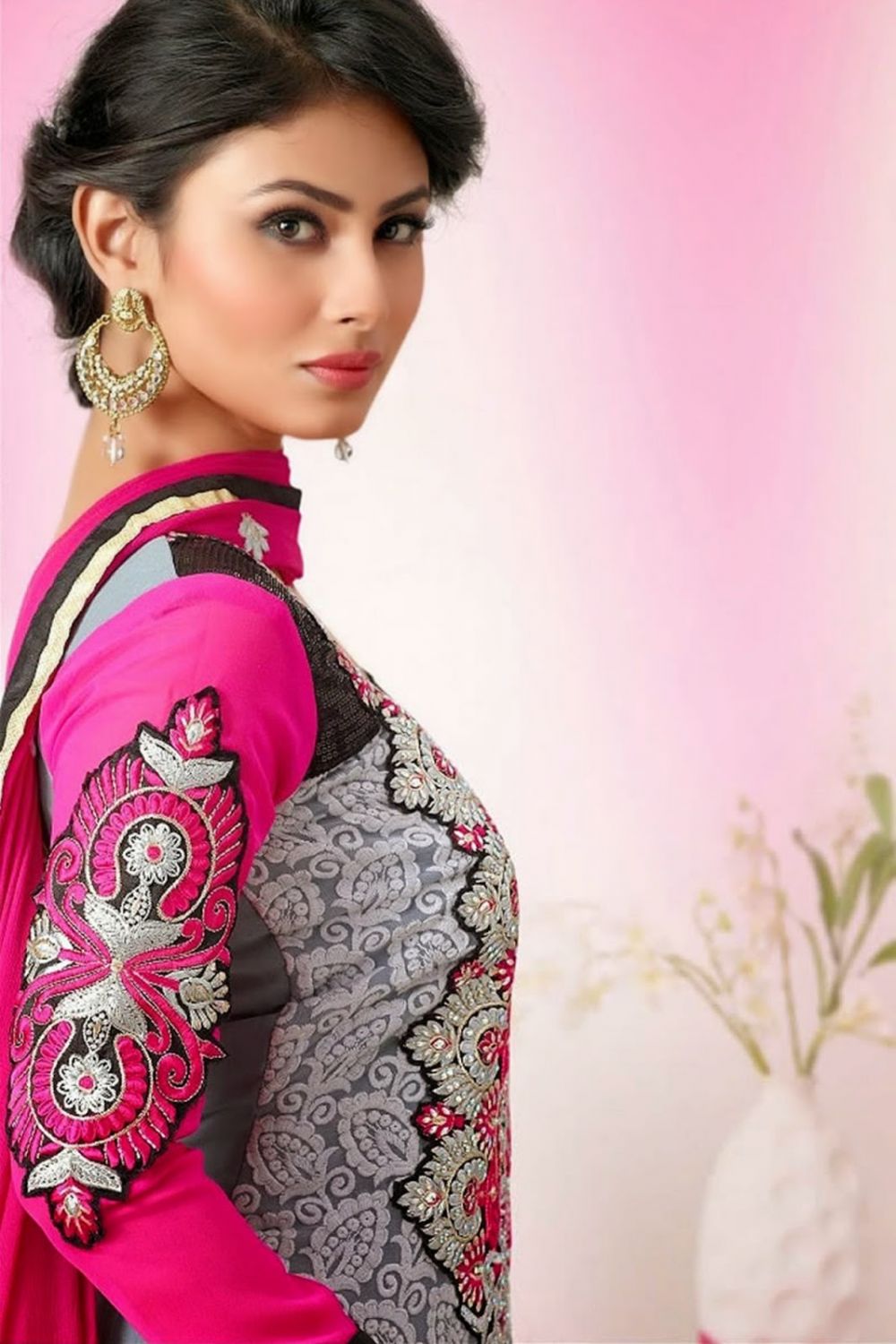 10 Foto cantiknya Mouni Roy, pemeran Shivanya di film serial Naagin 