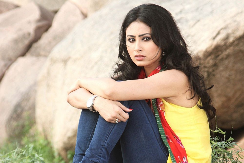 10 Foto cantiknya Mouni Roy, pemeran Shivanya di film serial Naagin 