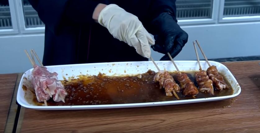 Tinggalkan pekerjaan sebagai bankir, pria ini pilih jadi tukang sate