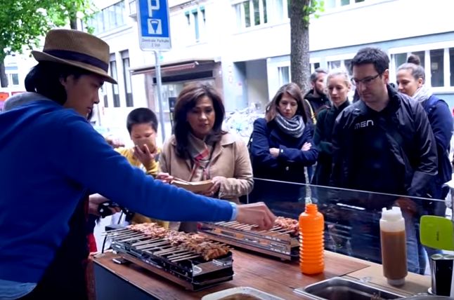 Tinggalkan pekerjaan sebagai bankir, pria ini pilih jadi tukang sate