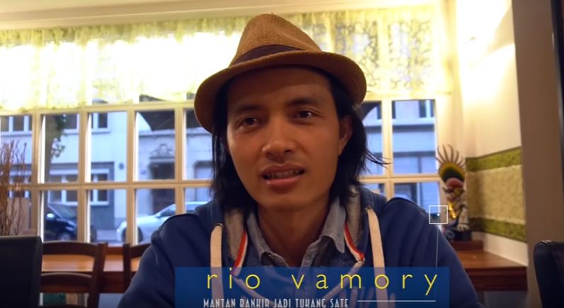 Tinggalkan pekerjaan sebagai bankir, pria ini pilih jadi tukang sate