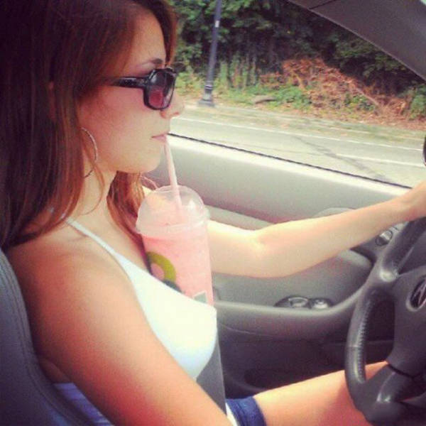 15 Foto kelakuan konyol wanita saat mengendarai mobil, duh parah