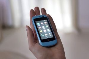 Smartphone ini diklaim terkecil di dunia, begini spesifikasinya