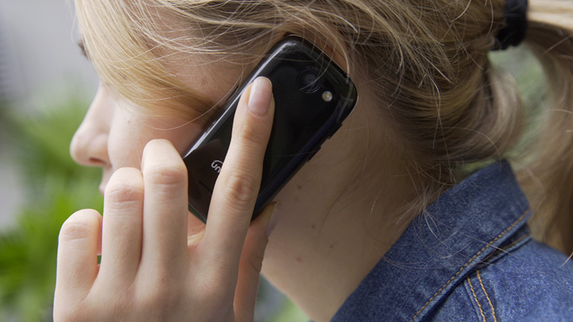 Smartphone ini diklaim terkecil di dunia, begini spesifikasinya