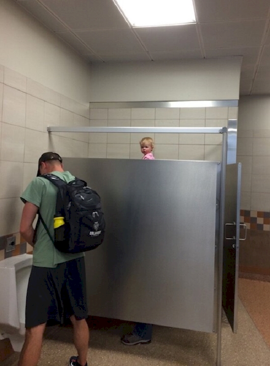 15 Kelakuan orang di kamar mandi umum ini bikin geleng-geleng kepala