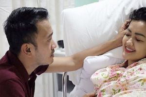 Potret tangan kurus Julia Perez sentuh pipi Ruben Onsu ini bikin haru